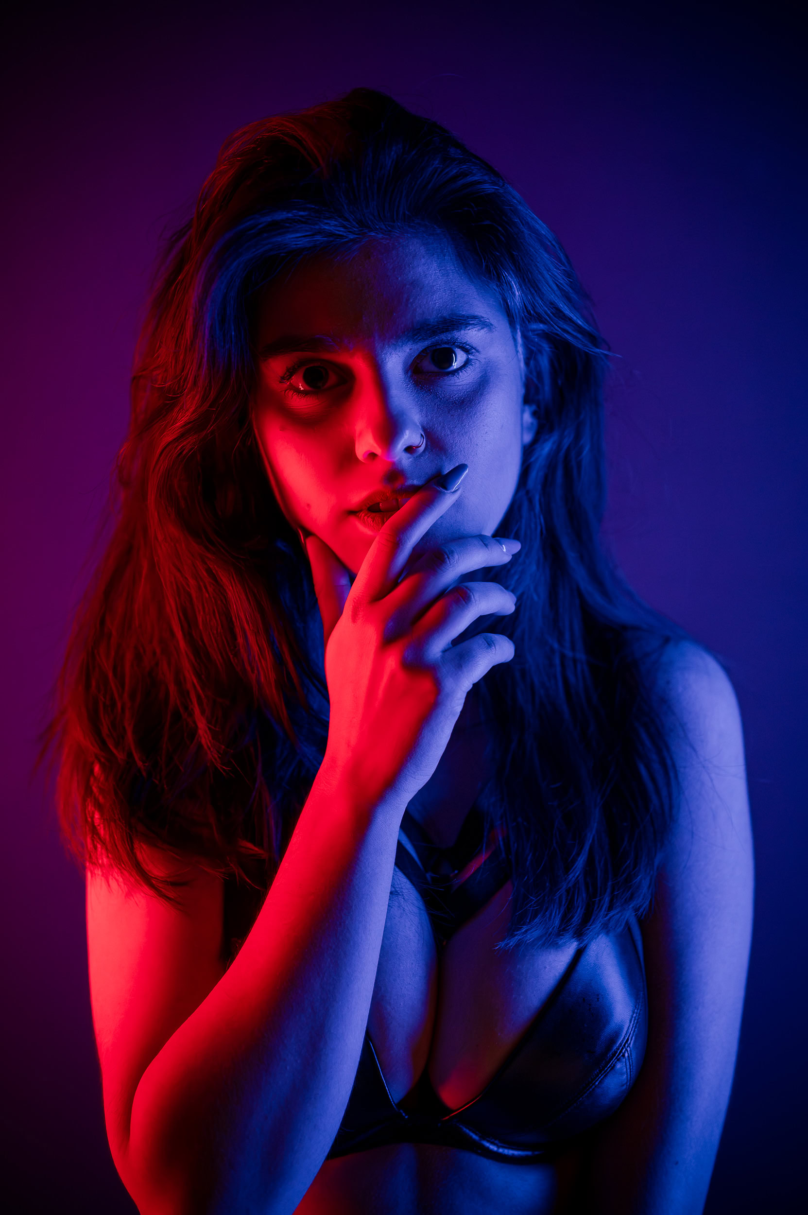 Das Bild zeigt eine intensive Boudoir-Fotografie, die mit lebendigen, kontrastierenden Lichtfarben spielt. Diese kreative Darstellung könnte eine interessante Perspektive für Fotografie-Enthusiasten aus Ingolstadt und Pfaffenhofen bieten.